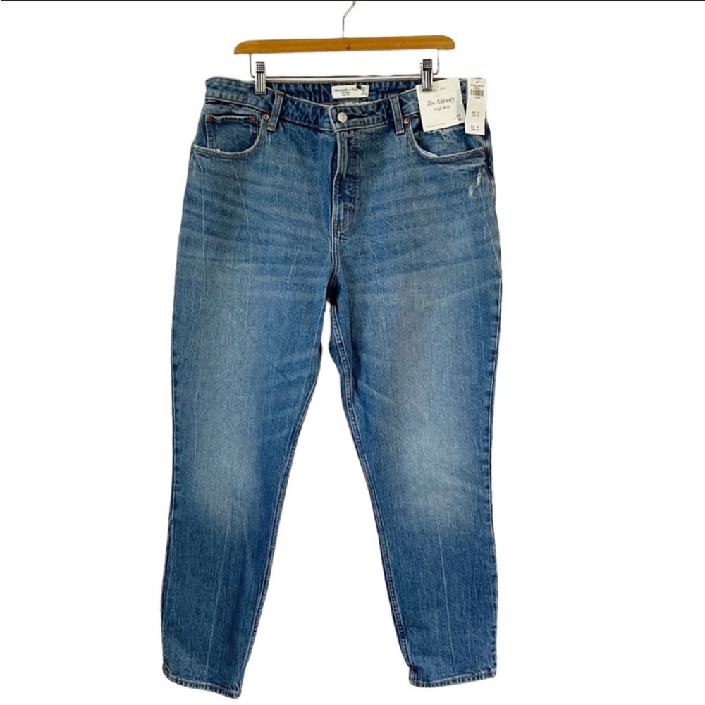 Abercrombie & Fitch NWT Size 16/33 Curve 
Love The Skinny High Rise Jeans
